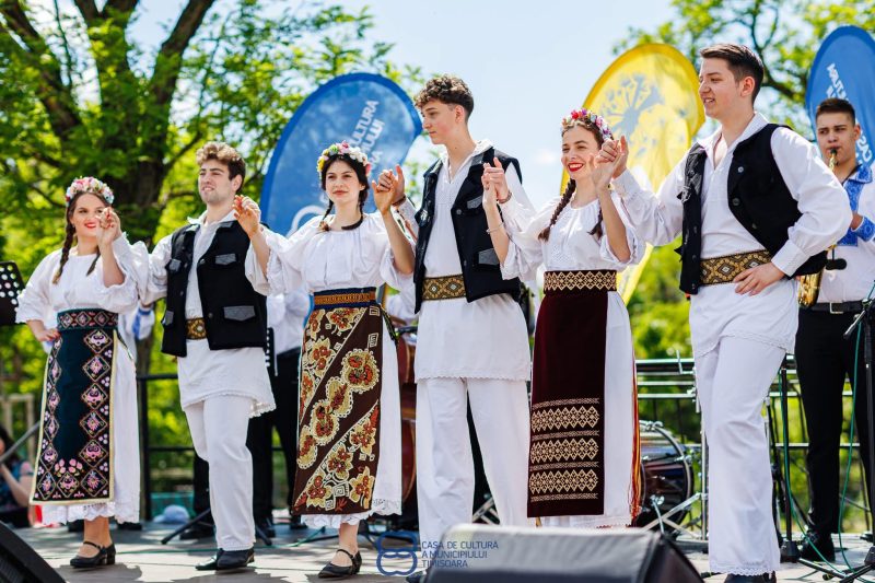Ansamblul „Timișul” susține un spectacol de folclor în Piața Unirii din centrul Timișoarei