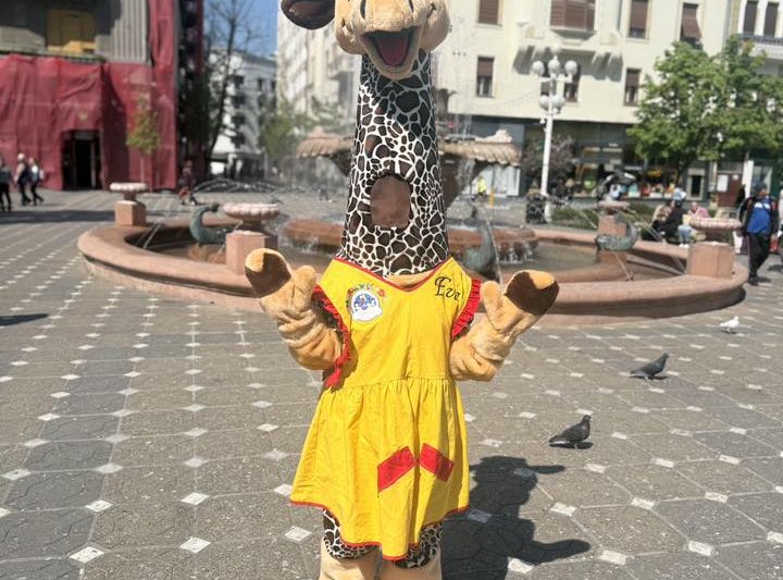 Mascota Girafa Eva de la Energy Kids, întâlniri cu copiii în centrul orașului Timișoara
